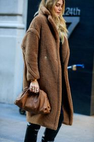 camel coat, camel leather bag, fur coat, camel leather clutch, bottega veneta bag, fashion week, frenchystyle, FW, jonathan paciullo, street style, FALL WINTER 2020-2021, AUTUMN WINTER 2020-2021, FW 20-21, vertical, atmosphere details, detail, NYFW, NEW YORK