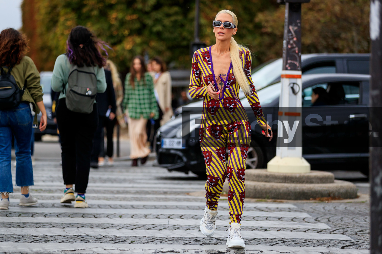 pearl sunglasses, square shape glasses, gucci sunglasses, gucci total look, gucci jumpsuit, striped jumpsuit, yellow jumpsuit, red jumpsuit, lurex jumpsuit, purple jumpsuit, low necked jumpsuit, tight jumpsuit, laced jumpsuit, long sleeves jumpsuit, white leather sneakers, gucci shoes, fashion week, frenchystyle, FW, jonathan paciullo, street style, SPRING SUMMER 2020, SS 20, PFW, PARIS, horizontal, atmosphere details, full length