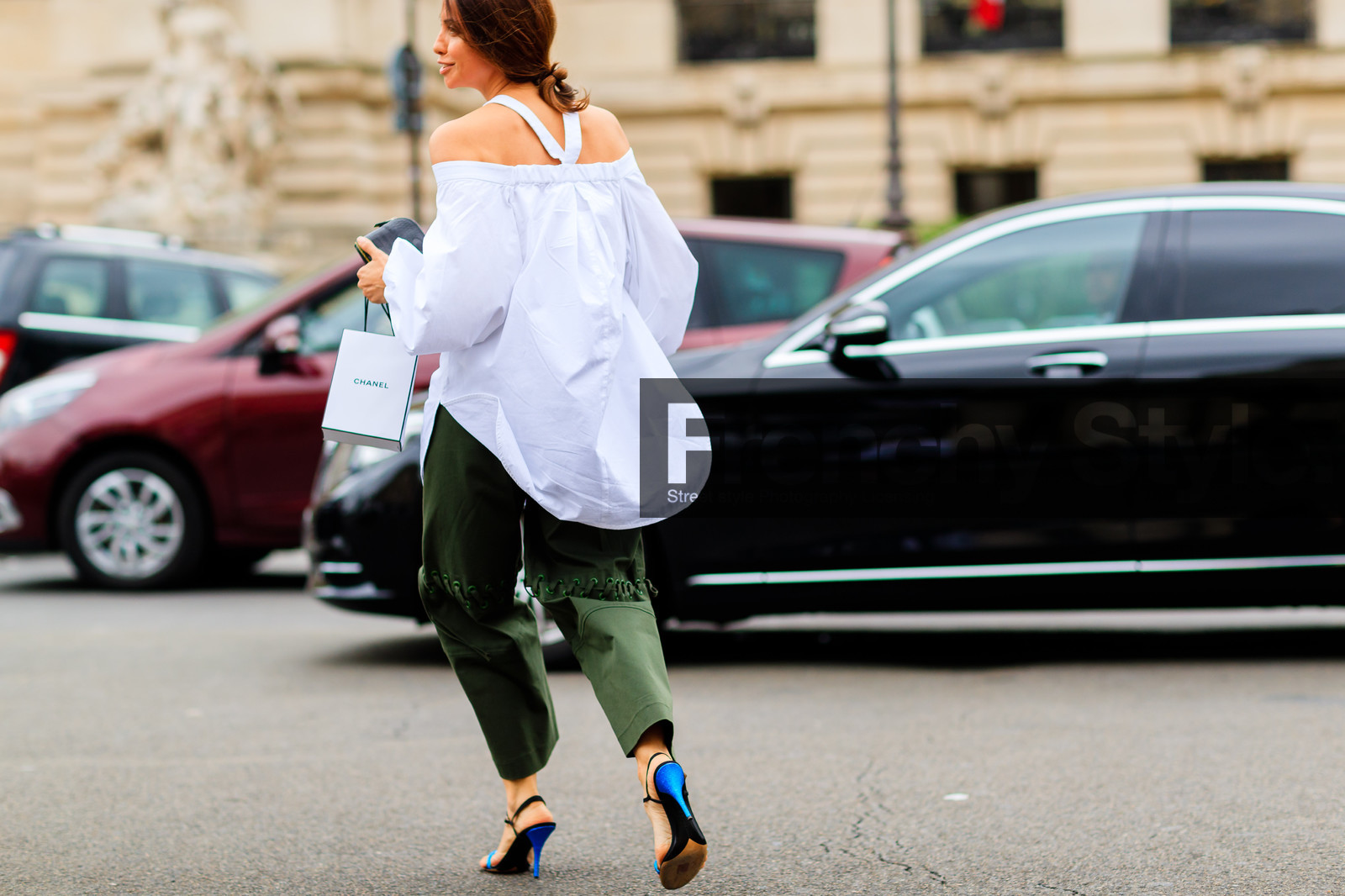 atmosphere details, AUTUMN WINTER 2016-2017, AW 16-17, blue shoes, detail, FALL WINTER 2016-2017, fashion week, frenchystyle, FW, FW 16-17, green pants, HAUTE COUTURE, high heels, horizontal, jonathan paciullo, kaki pants, leather shoes, MENSWEAR, oversize, PARIS, PFW, rosie assoulin, street style, tabitha simmons, trousers, white shirt