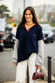 loewe polo shirt, navy blue shirt, grey sweat shirt, golden necklace, golden chain, white trouser, flared pants, hourglass bag, balenciaga bag, leather bag, mini bag, astrid boutrot, street style, jonathan paciullo, FW, frenchystyle, fashion week, AUTUMN WINTER 2022-2023, FALL WINTER 2022_2023, FW 22-23, PFW, PARIS, vertical, detail