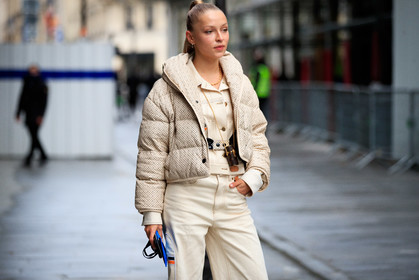 regina anikiy, white coat, white jeans, white jacket, down jacket, monogrammed coat, louis vuitton coat, louis vuitton pants, louis vuitton jacket, louis vuitton belt, louis vuitton total look, louis vuitton necklace, monogrammed necklace, box bag, long necklace, golden necklace, belted jacket, denim, denim jacket, denim total look, white total look, PARIS, PFW, fashion week, frenchystyle, FW, jonathan paciullo, street style, SPRING SUMMER 2021, SS 21, horizontal, atmosphere details, detail