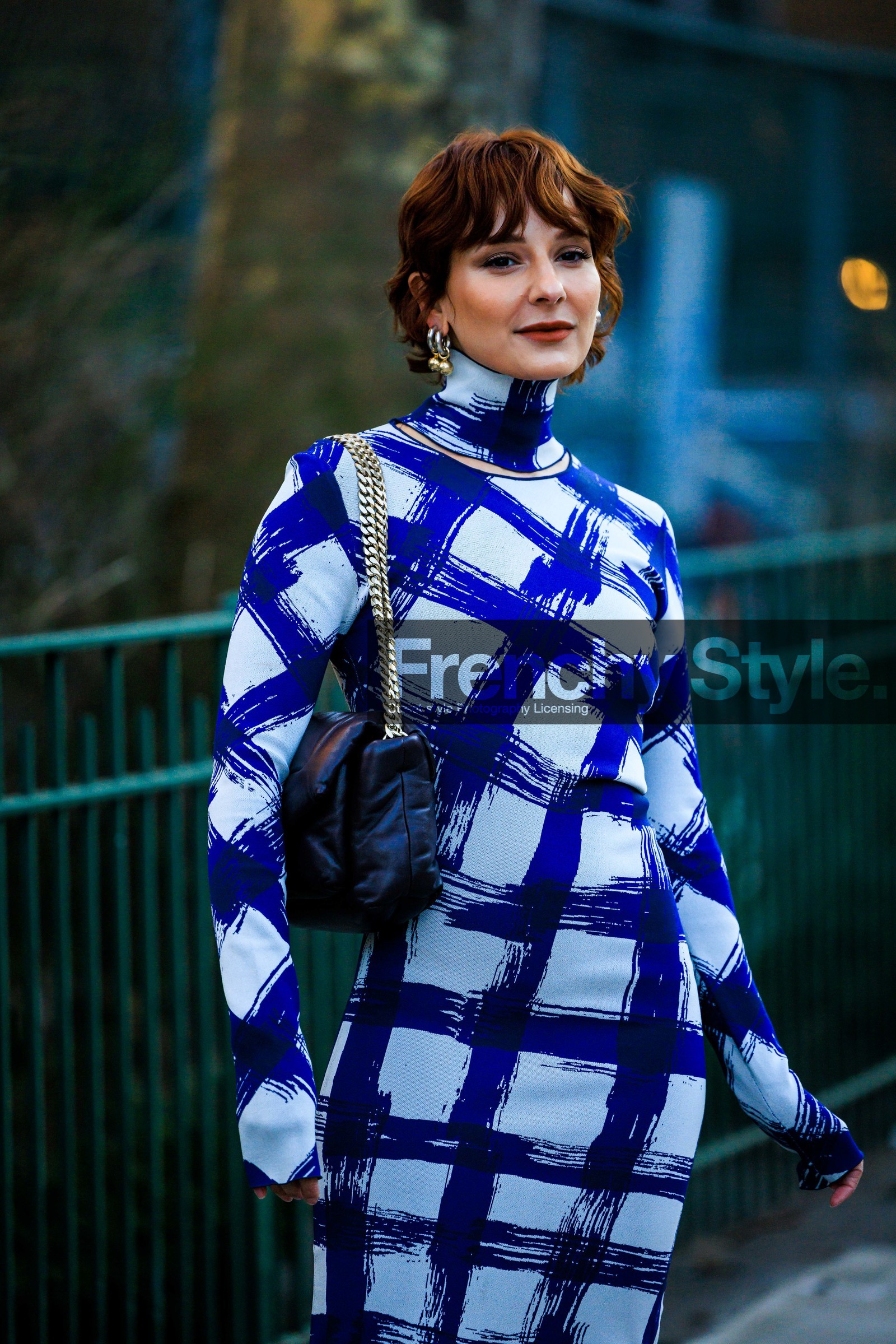blue and white printed squared dress, puffy black hangbag, black pearl creole earrings, alyssa coscarelli, fashion week, frenchystyle, FW, jonathan paciullo, street style, NYFW, NEW YORK, AUTUMN WINTER 2022-2023, FALL WINTER 2022_2023, FW 22-23, vertical, atmosphere details