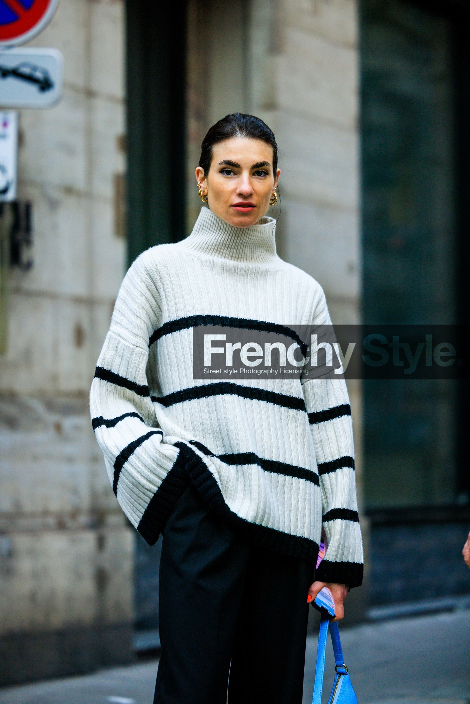 striped jumper, white jumper, black pants, flared pants, blue handbag, mini handbag, golden loops, fashion week, frenchystyle, FW, jonathan paciullo, street style, AUTUMN WINTER 2022-2023, FALL WINTER 2022_2023, FW 22-23, PFW, PARIS, vertical, detail