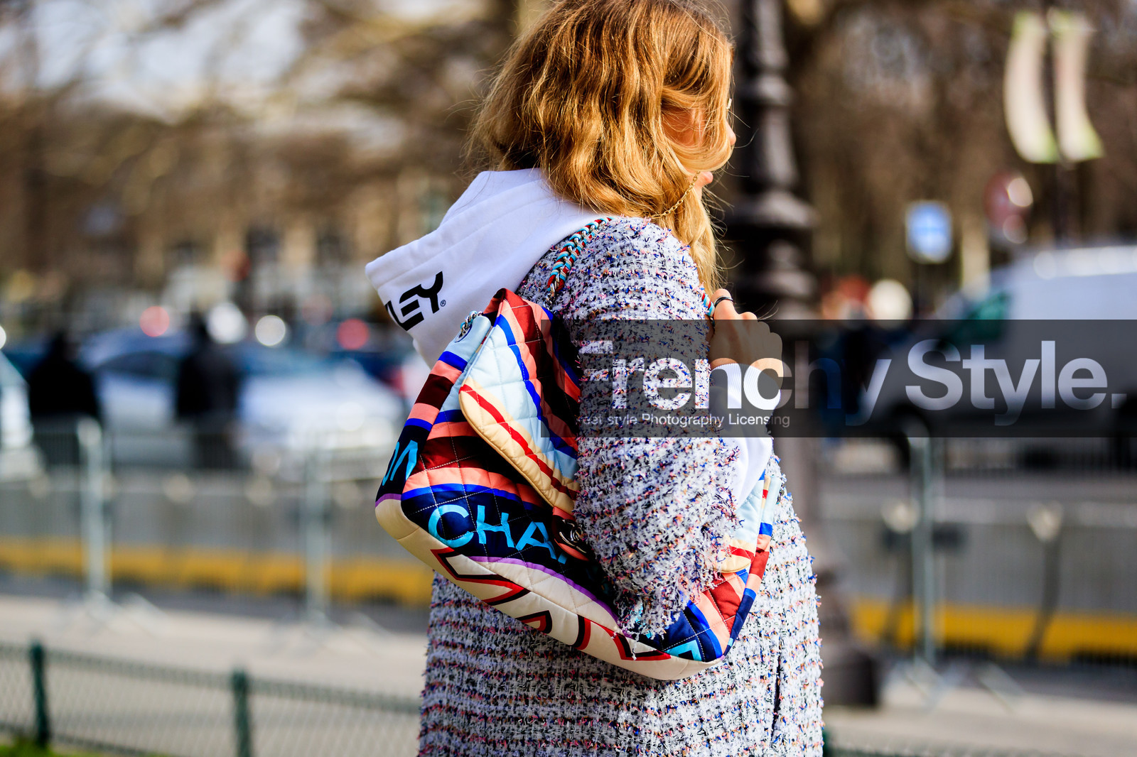 chanel handbag, graphic bag, graphic jacket, hoodie, leather bag, multicolor bag, printed bag, printed jacket, tweed jacket, white sweater, street style, jonathan paciullo, FW, frenchystyle, fashion week, PFW, PARIS, AUTUMN WINTER 2018-2019, FALL WINTER 2018-2019, FW 18-19, horizontal, atmosphere details, veronika heilbrunner