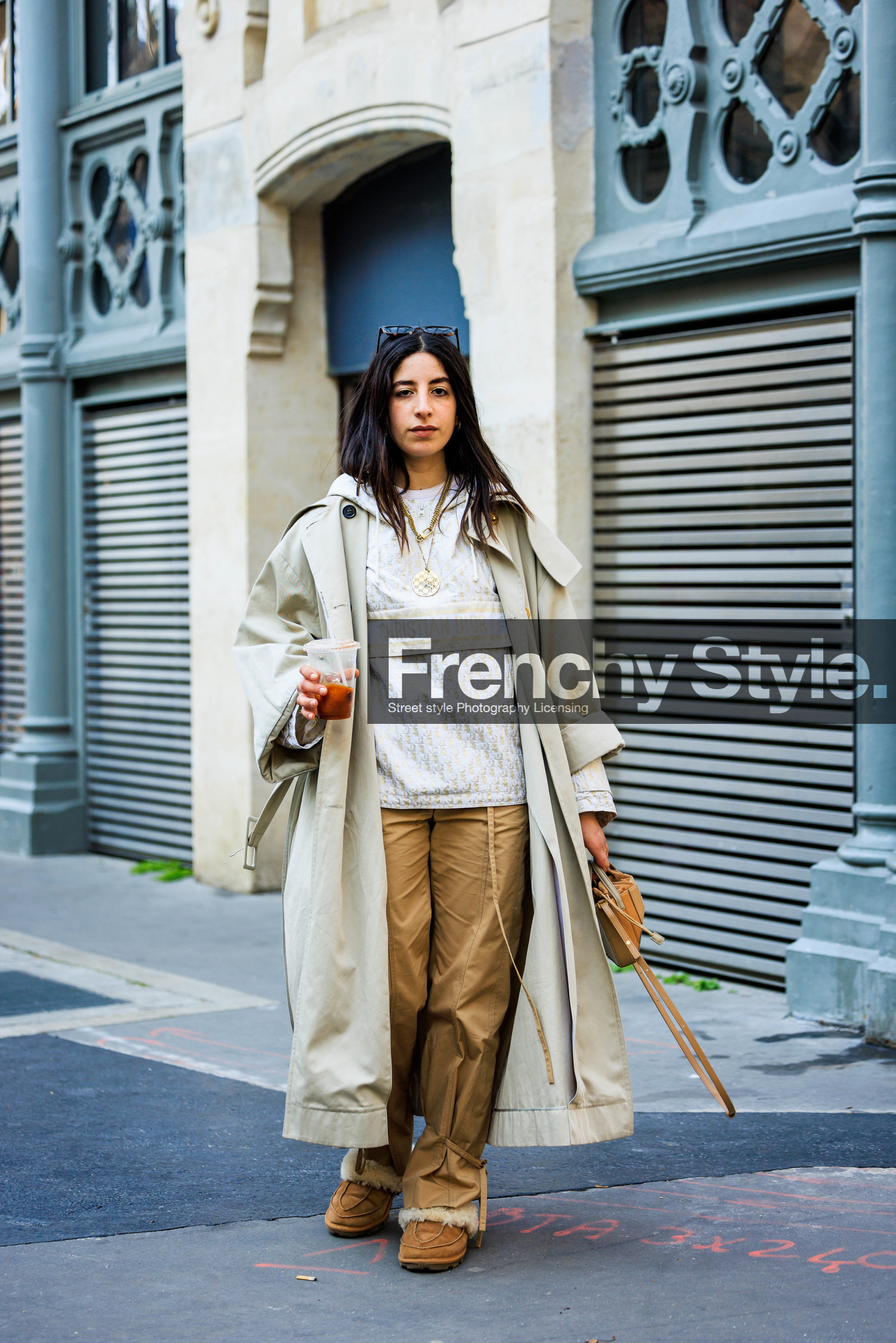 sporty look, black sunglasses, classic trench, ligh grey trench, dior hoodie, white hoodie, camel trousers, assymetric handbag, earth tones bag, multiple necklace, furry slippers, camel slippers, selma kaci sebbagh, street style, jonathan paciullo, FW, frenchystyle, fashion week, AUTUMN WINTER 2022-2023, FALL WINTER 2022_2023, FW 22-23, PFW, PARIS, full length, vertical