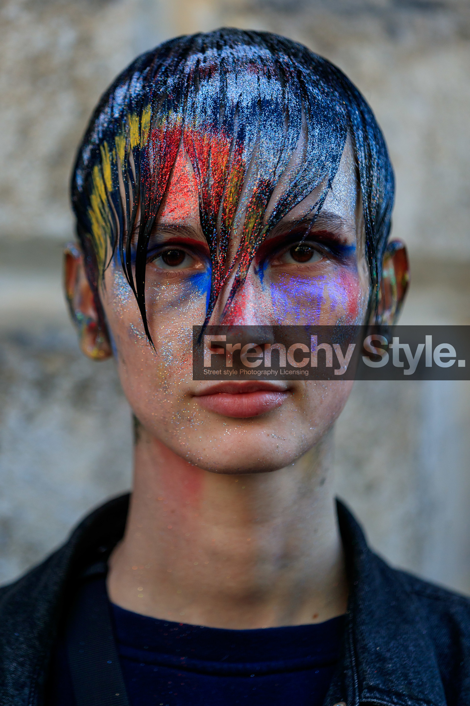 glitter face, glitter hair, make up, make up details, hair details, strassed make up, close up detail, multicolor make up, fashion week, frenchystyle, FW, jonathan paciullo, street style, MFW, MILAN, AUTUMN WINTER 2020-2021, FALL WINTER 2020-2021, FW 20-21, vertical, atmosphere details, detail, portrait, model