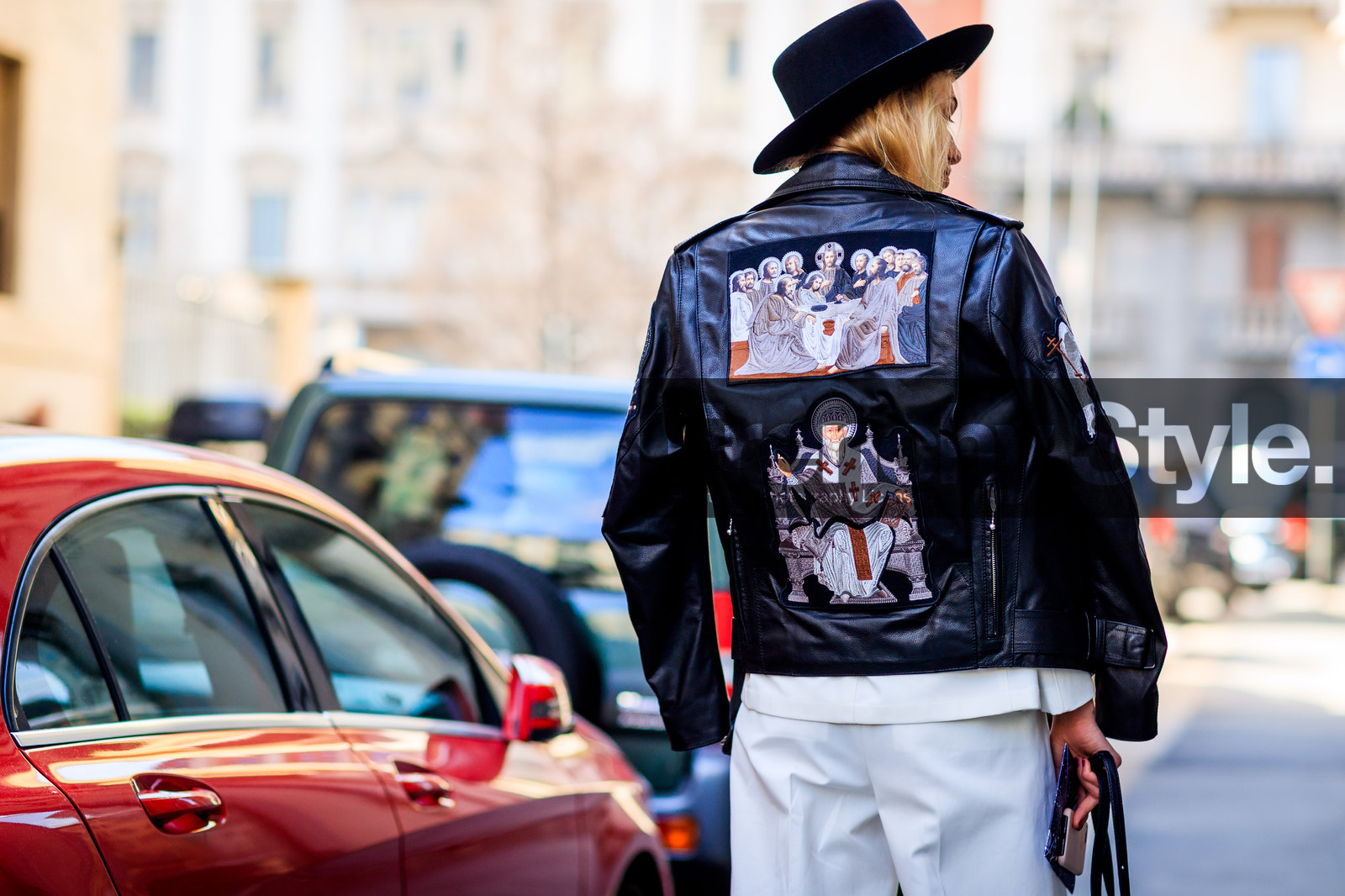 atmosphere details, AUTUMN WINTER 2017-2018, AW 17-18, back detail, black hat, black jacket, detail, embroidered jacket, FALL WINTER 2017-2018, fashion week, frenchystyle, FW, FW 17-18, graphic jacket, horizontal, jonathan paciullo, leather jacket, MFW, MILAN, over the shoulder, printed jacket, street style, trousers, white pants