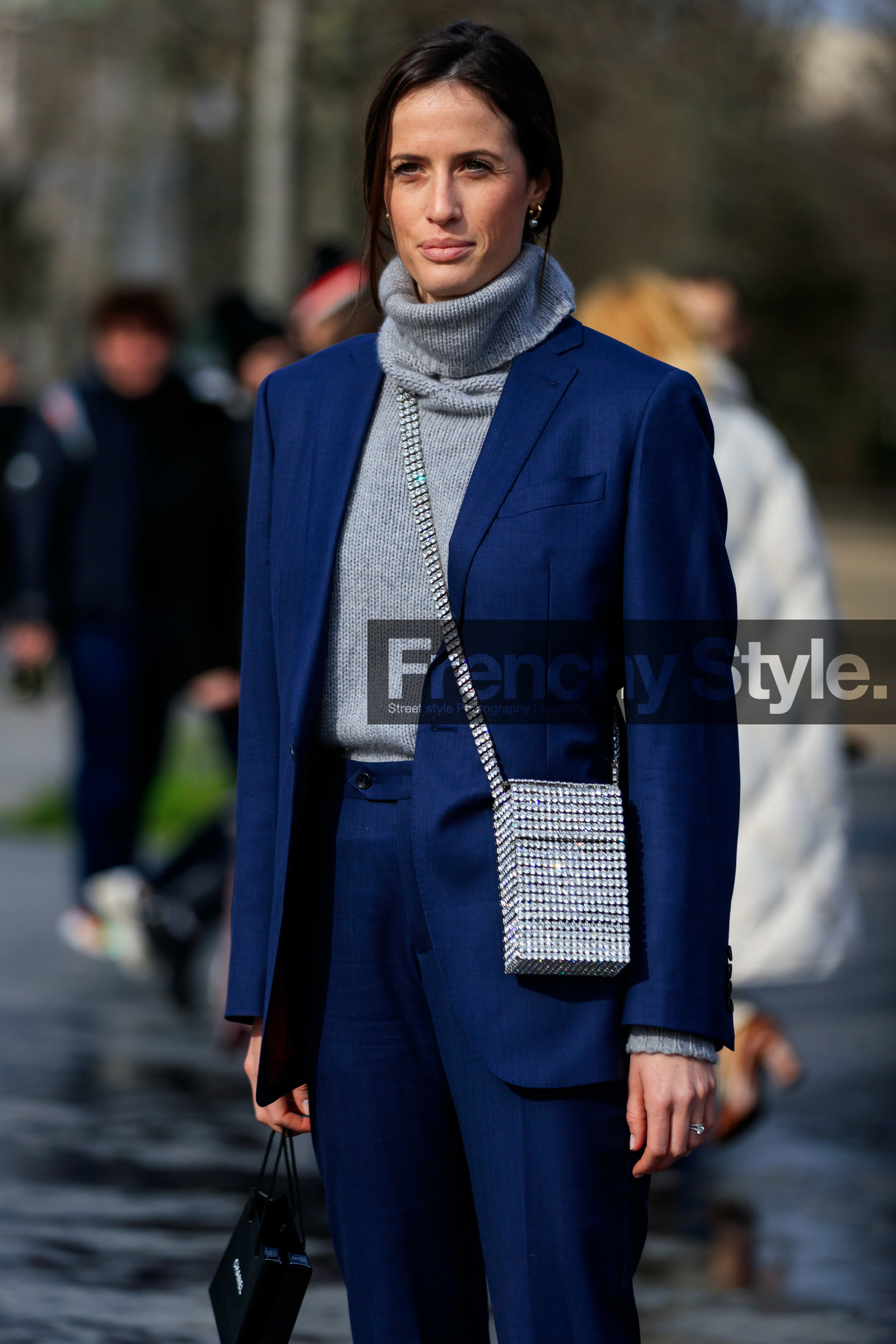 astrid boutrot, navy blue jacket, navy blue pants, turtleneck pullover, light grey pullover, strassed bag, crossbody bag, silvered bag, box bag, square shape bag, fashion week, frenchystyle, FW, jonathan paciullo, street style, PFW, PARIS, vertical, atmosphere details, detail