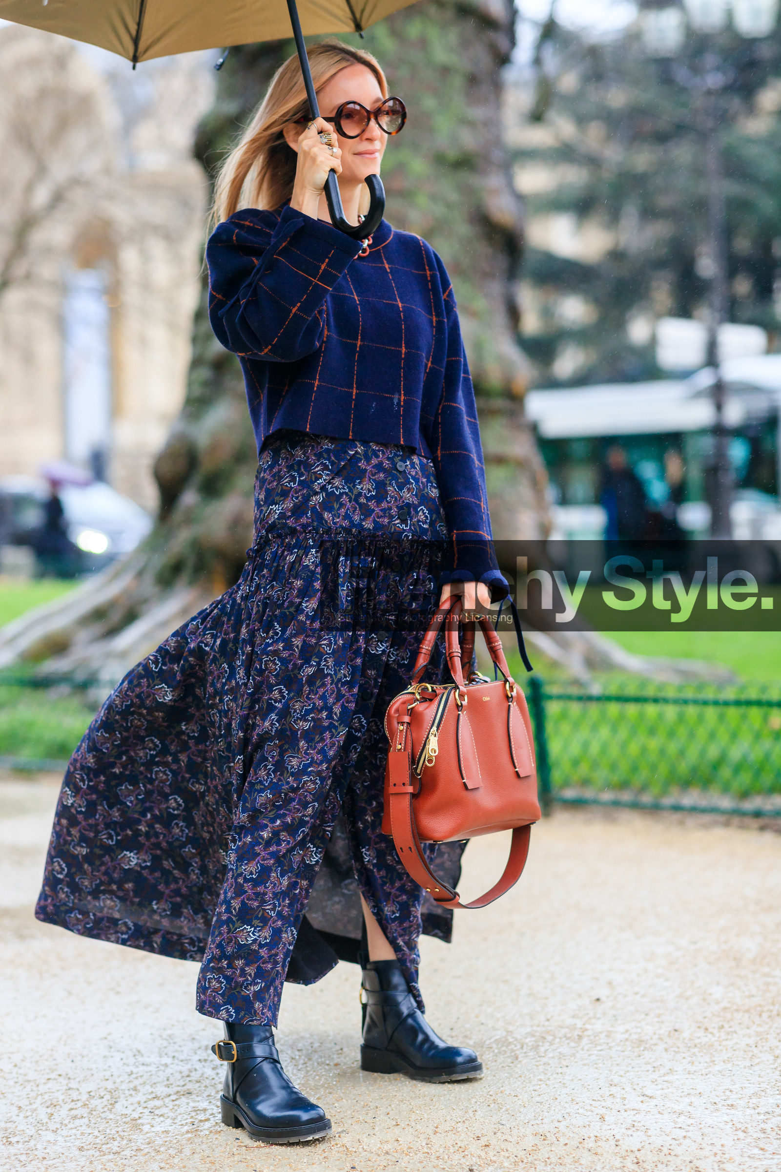 Charlotte Groeneveld, chloe sunglasses, chloe pullover, chloe bag, chloe pants, chloe skirt, navy blue pullover, navy blue pants, navy blue skirt, checked pullover, floral printed pants, floral printed skirt, brown leather bag, round shape sunglasses, scale sunglasses, long skirt, layered skirt, layered pants, fashion week, frenchystyle, FW, jonathan paciullo, street style, PFW, PARIS, AUTUMN WINTER 2020-2021, FALL WINTER 2020-2021, FW 20-21, vertical, full length
