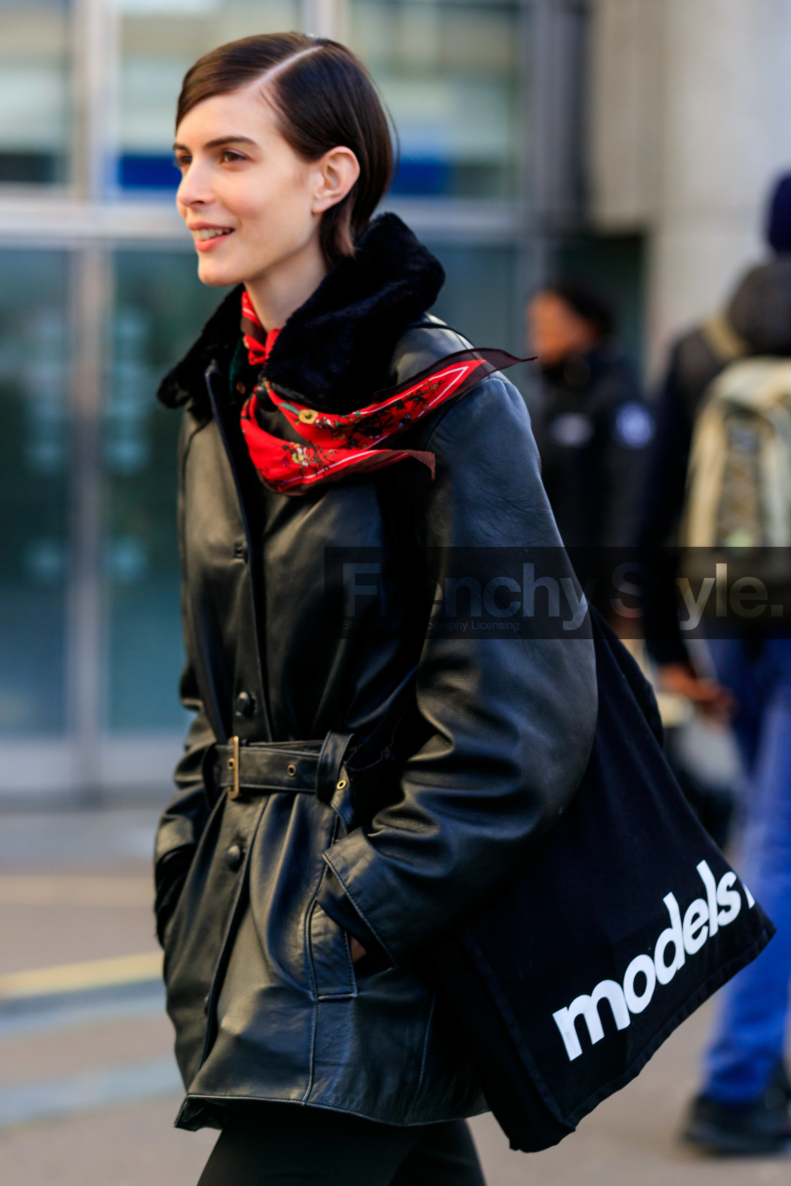 model, hair details, feather details, feather hair details, make up, make up details, black leather coat, black leather belt, fur coat, fur collar coat, belted coat, red scarf, floral printed scarf, fashion week, frenchystyle, FW, jonathan paciullo, street style, PFW, PARIS, AUTUMN WINTER 2020-2021, FALL WINTER 2020-2021, FW 20-21, vertical, atmosphere details, detail