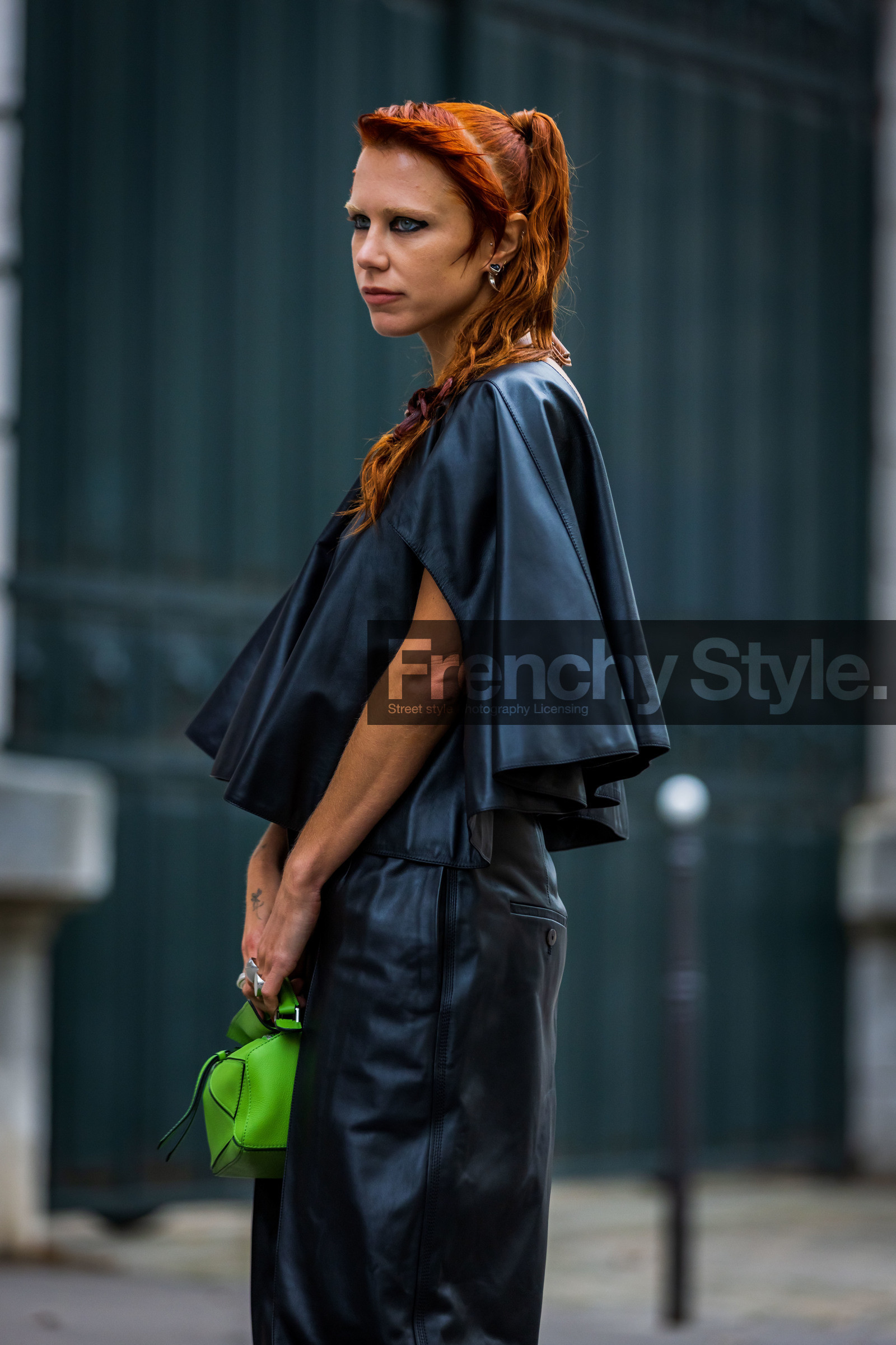 bag, black pants, black top, Courtney Trop, fluo green bag, leather pants, leather top, loewe bag, pants, top, street style, jonathan paciullo, FW, frenchystyle, fashion week, PFW, PARIS, SPRING SUMMER 2022, SS 22, vertical, atmosphere details