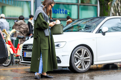 atmosphere details, AUTUMN WINTER 2016-2017, AW 16-17, black loafers, blue denim, bracelet, cartier, clou bracelet, denim pants, detail, FALL WINTER 2016-2017, fashion week, frenchystyle, FW, FW 16-17, golden jewelry, green bag, green coat, grey knit, grey sweater, gucci, horizontal, iphone, jeans, jonathan paciullo, kaki bag, kaki coat, leather bag, leather clutch, leather shoes, LFW, loewe, LONDON, MENSWEAR, natasha goldenberg, over the shoulder, street style, sunglasses, tiffany, trousers, vêtements
