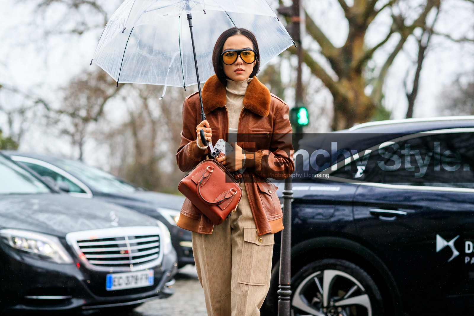 yoyo cao, chloe bag, chloe coat, chloe jacket, chloe look, chloe pants, gucci sunglasses, black sunglasses, aviator sunglasses, yellow sunglasses, brown leather coat, brown leather jacket, brown leather bag, fur coat, fur collar coat, fur collar jacket, fur jacket, beige pullover, turtleneck pullover, beige pants, kaki pants, striped pants, fashion week, frenchystyle, FW, jonathan paciullo, street style, PFW, PARIS, AUTUMN WINTER 2020-2021, FALL WINTER 2020-2021, FW 20-21, horizontal, detail, atmosphere details