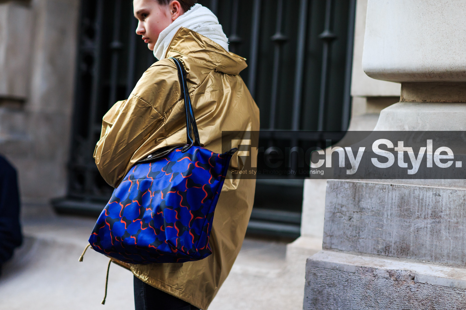 atmosphere details, AUTUMN WINTER 2016-2017, AW 16-17, blue bag, detail, FALL WINTER 2016-2017, fashion week, frenchystyle, FW, FW 16-17, golden jacket, horizontal, jonathan paciullo, leather bag, metallic jacket, model, PARIS, PFW, street style