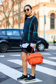AUTUMN WINTER 2017-2018, AW 17-18, black shoes, black sneakers, black sweater, choker, FALL WINTER 2017-2018, fashion week, frenchystyle, full length, FW, FW 17-18, jonathan paciullo, leather bag, leather shoes, MFW, MILAN, necklace, orange bag, printed sweater, street style, sunglasses, tods, varnished leather, vertical