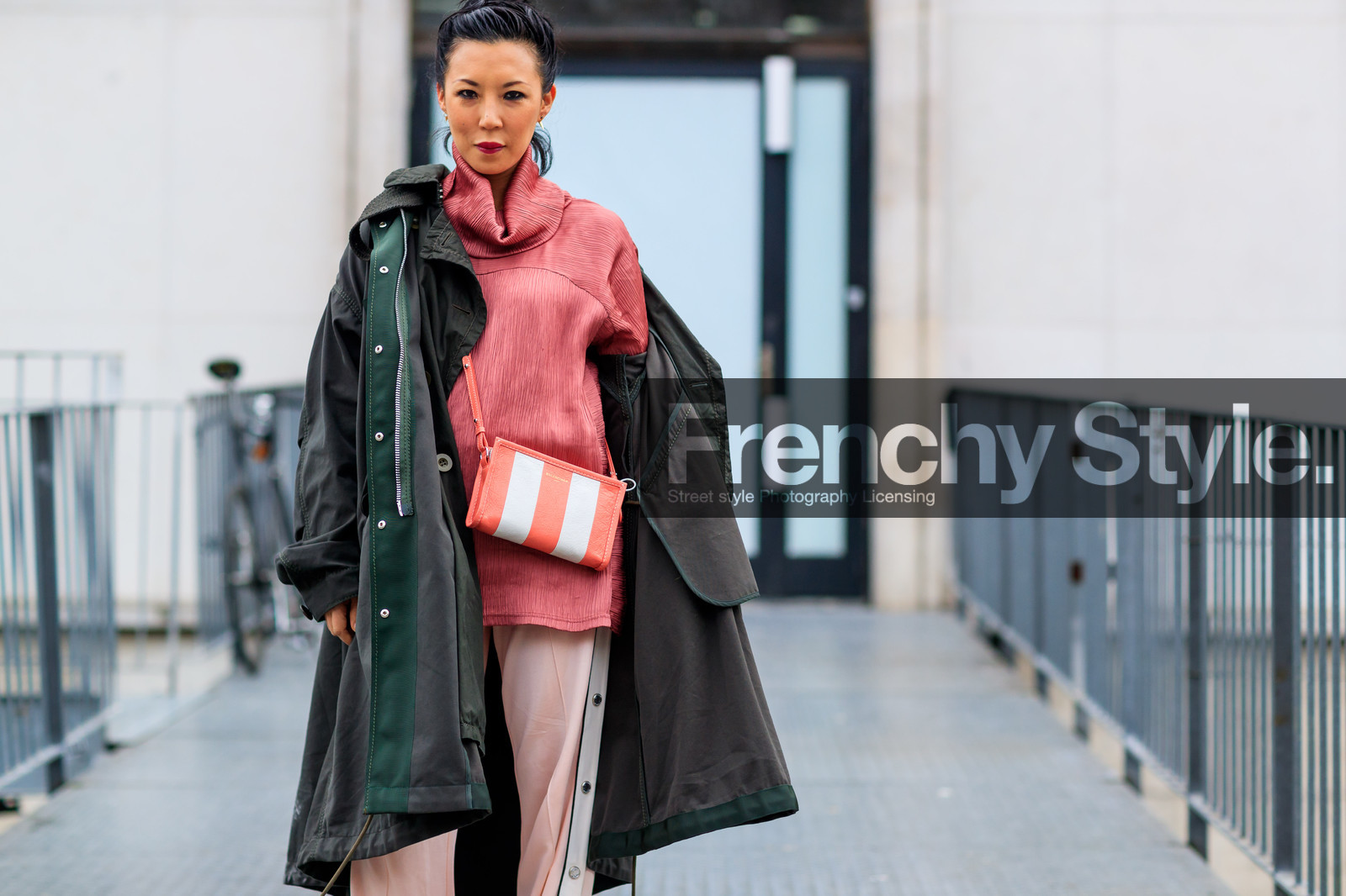 atmosphere details, AUTUMN WINTER 2017-2018, AW 17-18, balenciaga, beige pants, detail, FALL WINTER 2017-2018, fashion week, frenchystyle, FW, FW 17-18, graphic bag, green coat, horizontal, jonathan paciullo, leather bag, PARIS, parka, PFW, pink top, printed bag, red bag, street style, striped bag, trousers