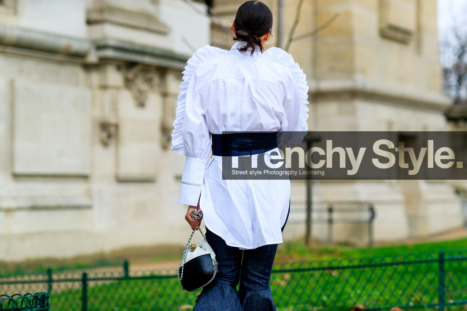 atmosphere details, AUTUMN WINTER 2017-2018, AW 17-18, back detail, black and white bag, black belt, blue denim, chanel, denim pants, detail, FALL WINTER 2017-2018, fashion week, flare jean, frenchystyle, FW, FW 17-18, horizontal, jeans, jonathan paciullo, leather bag, PARIS, PFW, rachael wang, ruffles, street style, trousers, white shirt