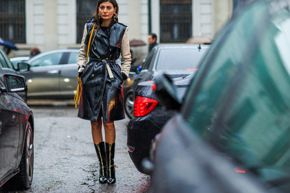 atmosphere details, AUTUMN WINTER 2016-2017, AW 16-17, black boots, black coat, detail, FALL WINTER 2016-2017, fashion week, frenchystyle, FW, FW 16-17, giovanna battaglia, golden details, high heels, horizontal, jonathan paciullo, leather boots, leather coat, LFW, LONDON, MENSWEAR, street style, trench coat, varnished leather shoes, zip