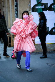 ruffle dress, pink dress, purple pants, pink mask, multicolor handbag, letter earrings, dotts slingback, white shoes, bow shoes, fashion week, frenchystyle, FW, jonathan paciullo, street style, AUTUMN WINTER 2022-2023, FALL WINTER 2022_2023, FW 22-23, PFW, PARIS, vertical, full length