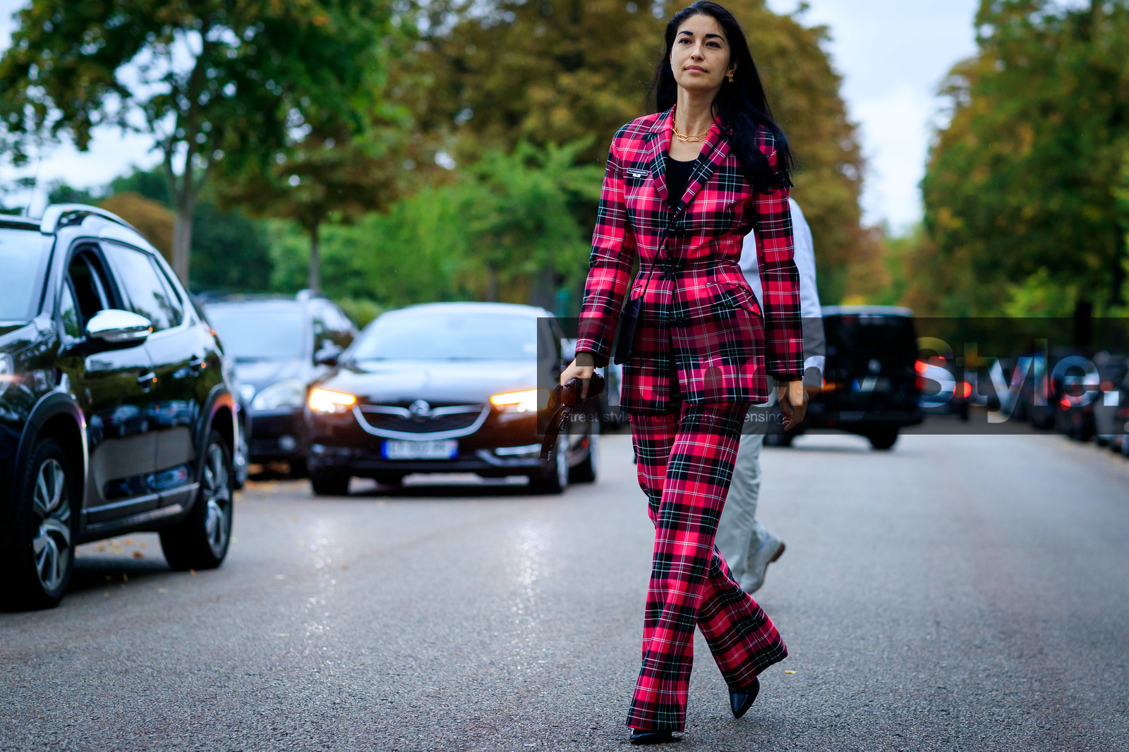 caroline issa, pink suits, pink jacket, pink pants, plaid jacket, plaid pants, plaid suits, checked jacket, checked pants, checked suits, big chain necklace, golden necklace, marine serre look, marine serre jacket, marine serre pants, marine serre suits, fashion week, frenchystyle, FW, jonathan paciullo, street style, SPRING SUMMER 2020, SS 20, PFW, PARIS, horizontal, atmosphere details, full length