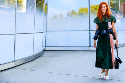 atmosphere details, black bag, fashion week, frenchystyle, full length, FW, graphic dress, green dress, horizontal, jonathan paciullo, leather bag, leather shoes, NEW YORK, NYFW, pleated dress, sacai, SPRING SUMMER 2018, SS 18, street style, taylor tomasi hill, white sandals