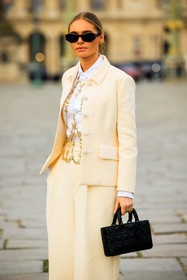 full cream look, suit, baggy pants, dior bag, black bag, black sunglasses, jewelry, doctors bag, cream jacket, buttoned jacket, golden necklace, golden armour, armour necklace, fashion week, frenchystyle, FW, jonathan paciullo, street style, AUTUMN WINTER 2022-2023, FALL WINTER 2022_2023, FW 22-23, PFW, PARIS, vertical, detail