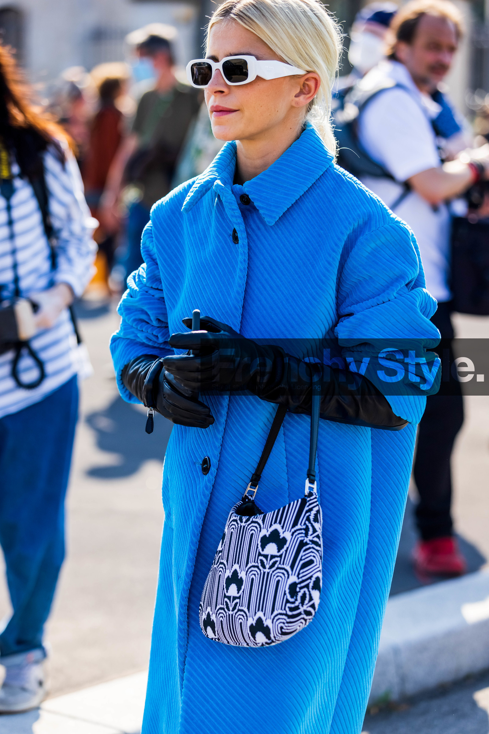 bicolor bag, black and white bag, black glooves, blue coat, Caroline Daur, cleo bag, coat, glooves, jacquard, leather glooves, prada bag, prada glooves, prada look, printed bag, sunglasses, white sunglasses, wool coat, fashion week, frenchystyle, FW, jonathan paciullo, street style, SPRING SUMMER 2022, SS 22, MFW, MILAN, vertical, atmosphere details