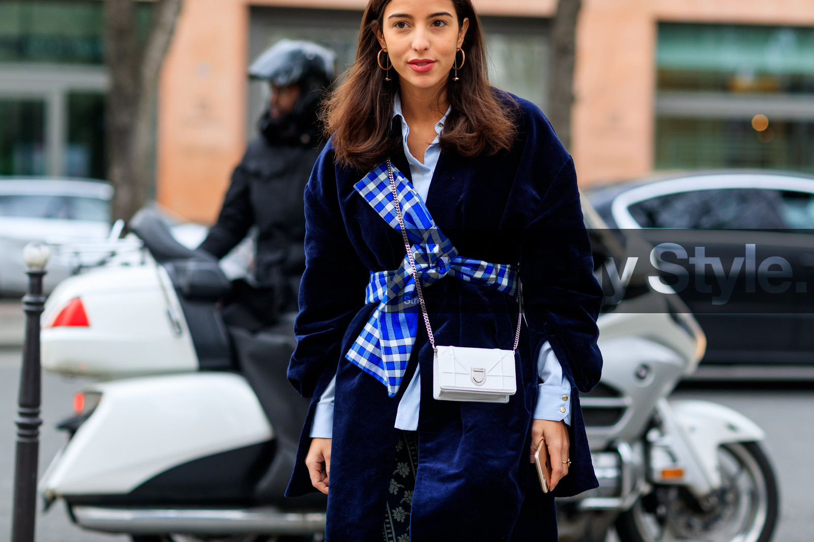 atmosphere details, AUTUMN WINTER 2017-2018, AW 17-18, blue belt, blue coat, christian dior, detail, earrings, FALL WINTER 2017-2018, fashion week, frenchystyle, FW, FW 17-18, gingham, horizontal, jonathan paciullo, leather bag, PARIS, PFW, plaid, shiny bag, silver bag, street style, tartan