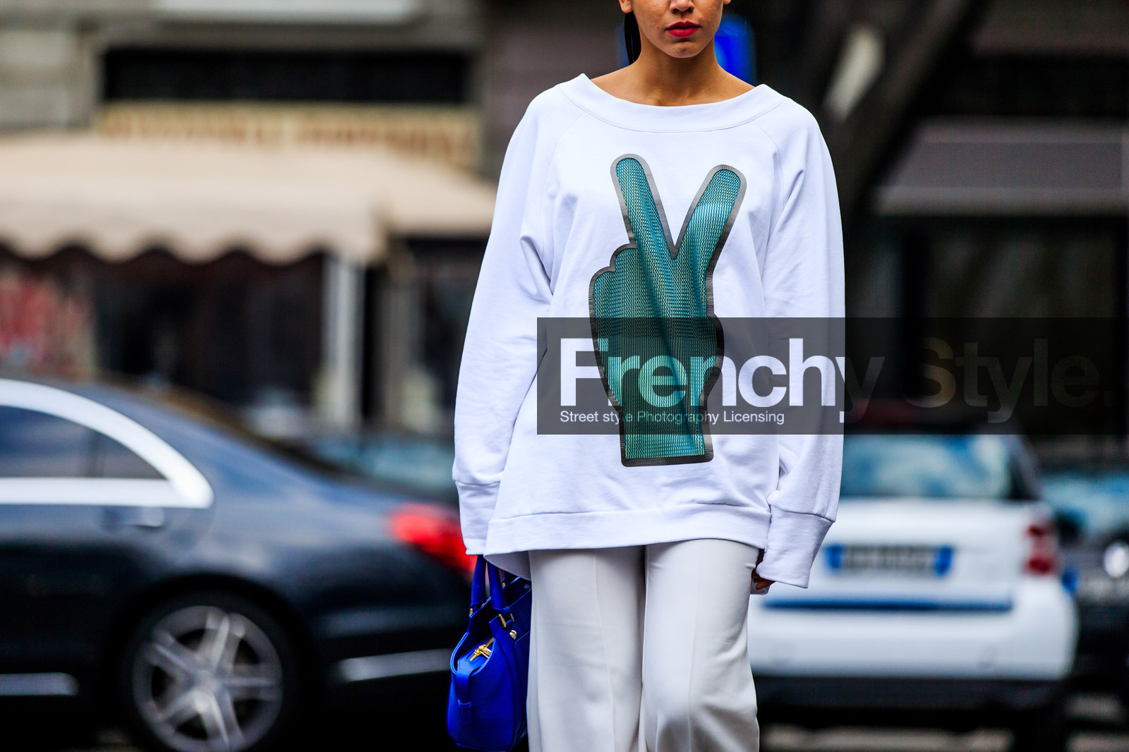 atmosphere details, AUTUMN WINTER 2016-2017, AW 16-17, blue bag, detail, drawings, FALL WINTER 2016-2017, fashion week, frenchystyle, FW, FW 16-17, horizontal, jonathan paciullo, leather bag, LFW, LONDON, MENSWEAR, printed sweater, street style, trousers, white pants, white sweater