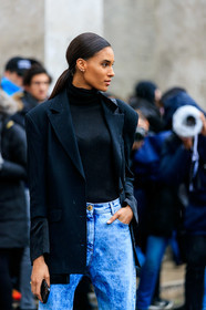 model, cindy bruna, black jacket, black top, turtleneck top, blue jeans, tie and dye jeans, denim, balmain pants, oversize jacket, oversize shoulder, fashion week, frenchystyle, FW, jonathan paciullo, street style, PFW, PARIS, vertical, atmosphere details, detail