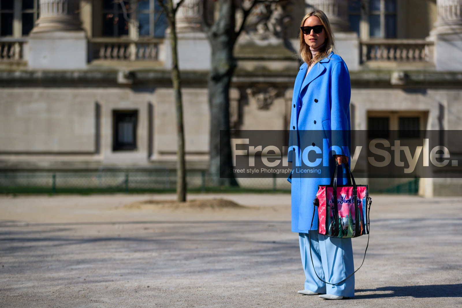 balenciaga, blue coat, blue pants, graphic bag, leather bag, pink bag, printed bag, sunglasses, street style, jonathan paciullo, FW, frenchystyle, fashion week, PFW, PARIS, AUTUMN WINTER 2018-2019, FALL WINTER 2018-2019, FW 18-19, horizontal, atmosphere details, full length, Charlotte Groeneveld