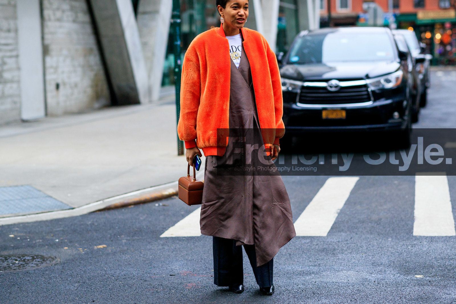 brown dress, camel bag, earrings, fur jacket, grey pants, leather bag, orange fur, orange jacket, tamu mcpherson, trousers, frenchystyle, jonathan paciullo, street style, NYFW, NEW YORK, AUTUMN WINTER 2019-2020, AW 19-20, FALL WINTER 2019-2020, FW 19-20, fashion week, FW, atmosphere details, horizontal, detail