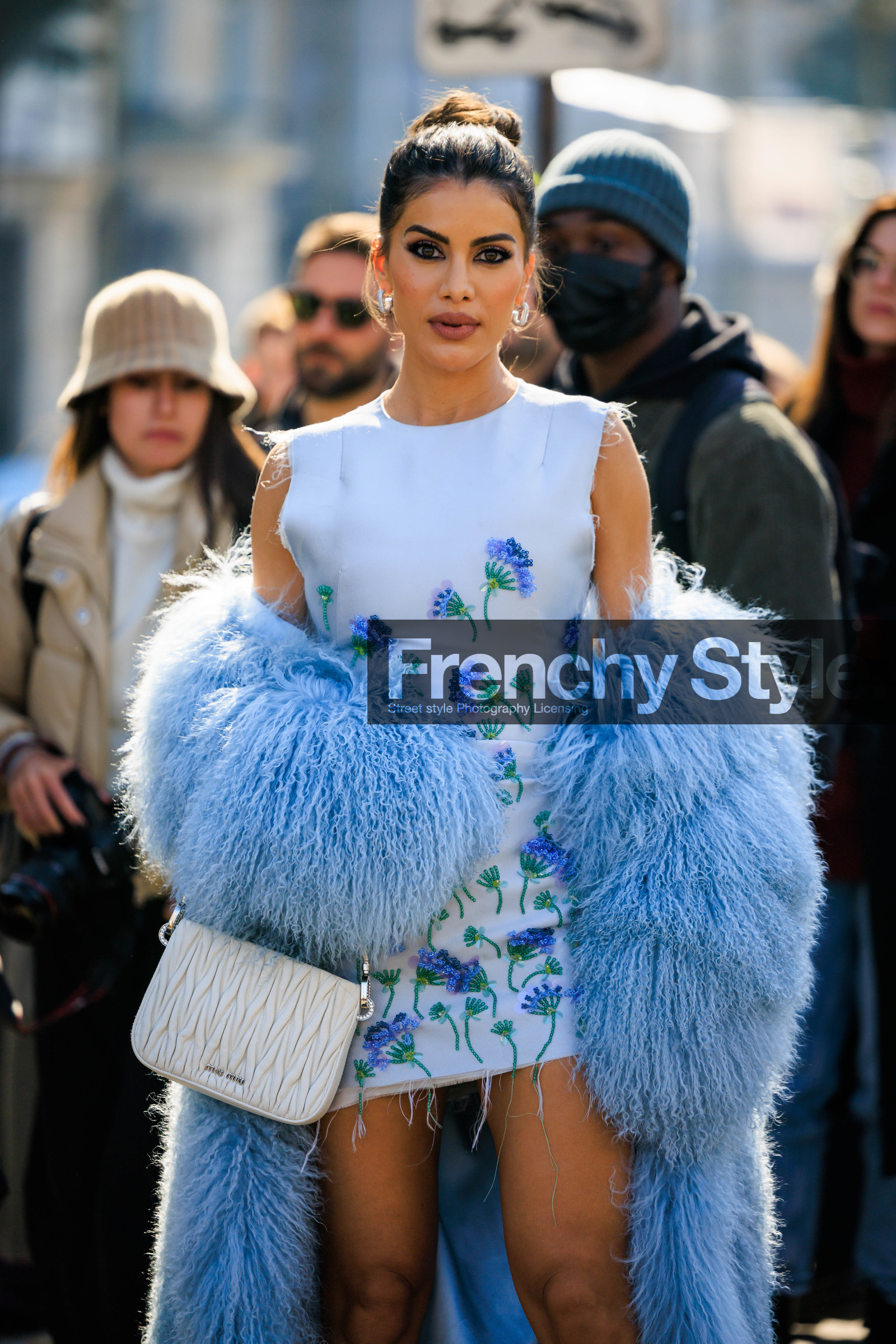 blue coat, furry coat, fluffy coat, mini dress, white dress, white handbag, miu miu bag, miu miu, make up, camila coelho, FW 22-23, FALL WINTER 2022_2023, AUTUMN WINTER 2022-2023, fashion week, frenchystyle, FW, jonathan paciullo, street style, PFW, PARIS, vertical, detail, floral dress