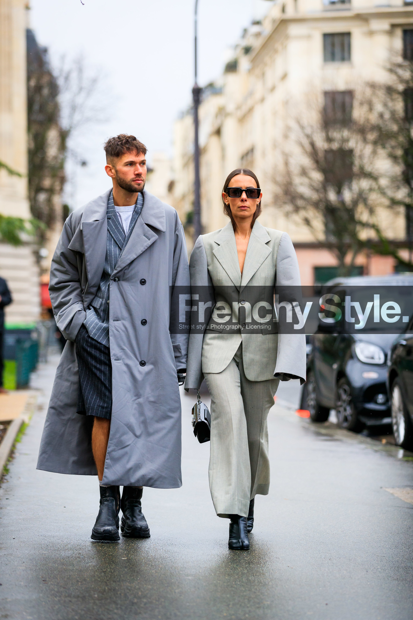 alice & j.s, alice barbier, JS roques, light grey jacket, light grey pants, light grey suits, balloon sleeves, oversize sleeves, low necked jacket, black sunglasses, black polish bag, silvered chain strap bag, margiela bag, margiela look, margiela jacket, margiela pants, margiela boots, high heels boots, black leather boots, camel toe margiela boots, square shape glasses, grey trench coat, grey jacket, grey bermuda shorts, striped jacket, striped bermuda short, margiela trenchcoat, fashion week, frenchystyle, FW, jonathan paciullo, street style, PFW, PARIS, AUTUMN WINTER 2020-2021, FALL WINTER 2020-2021, FW 20-21, vertical, atmosphere details, detail