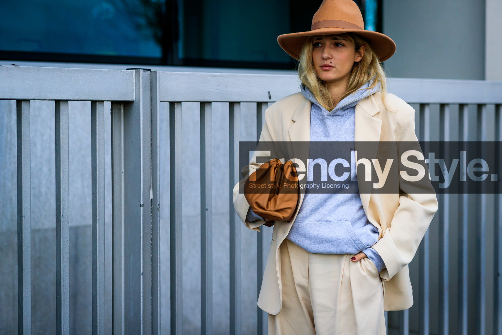 eleonora carisi, white pants, light grey hoodie, beige hat, camel leather clutch, bottega veneta bag, fashion week, frenchystyle, FW, jonathan paciullo, street style, MFW, MILAN, AUTUMN WINTER 2020-2021, FALL WINTER 2020-2021, FW 20-21, horizontal, atmosphere details, detail