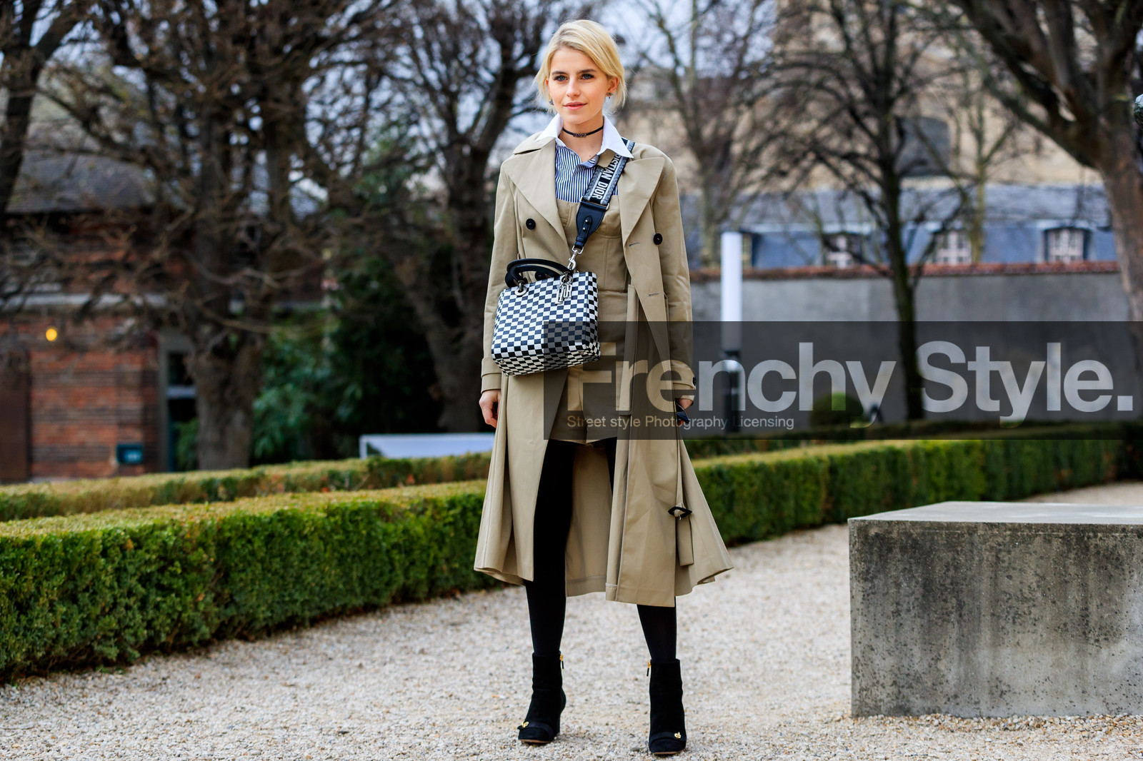 beige coat, beige shorts, beige top, black and white bag, black shoes, bustier top, checked, choker, christian dior, gingham, graphic bag, leather bag, leather shoes, necklace, plaid, printed bag, striped shirt, tights, trench coat, street style, jonathan paciullo, FW, frenchystyle, fashion week, PFW, PARIS, AUTUMN WINTER 2018-2019, FALL WINTER 2018-2019, FW 18-19, horizontal, atmosphere details, full length, caro daur