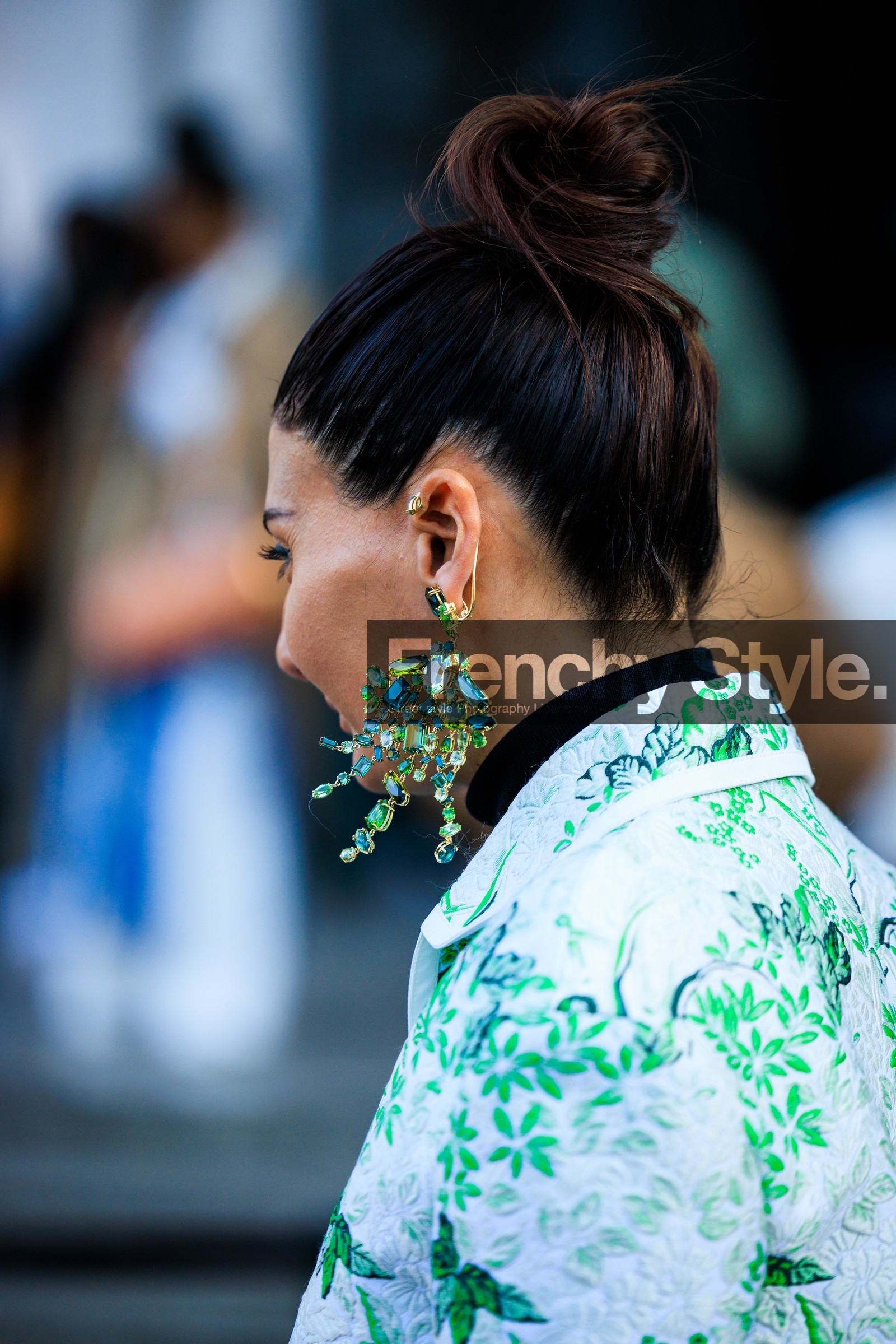 back details, earrings, strass earrings, gem earrings, green earrings, green coat, floral print coat, giovanna battaglia, street style, jonathan paciullo, FW, frenchystyle, fashion week, AUTUMN WINTER 2022-2023, FALL WINTER 2022_2023, FW 22-23, PFW, PARIS, vertical, detail