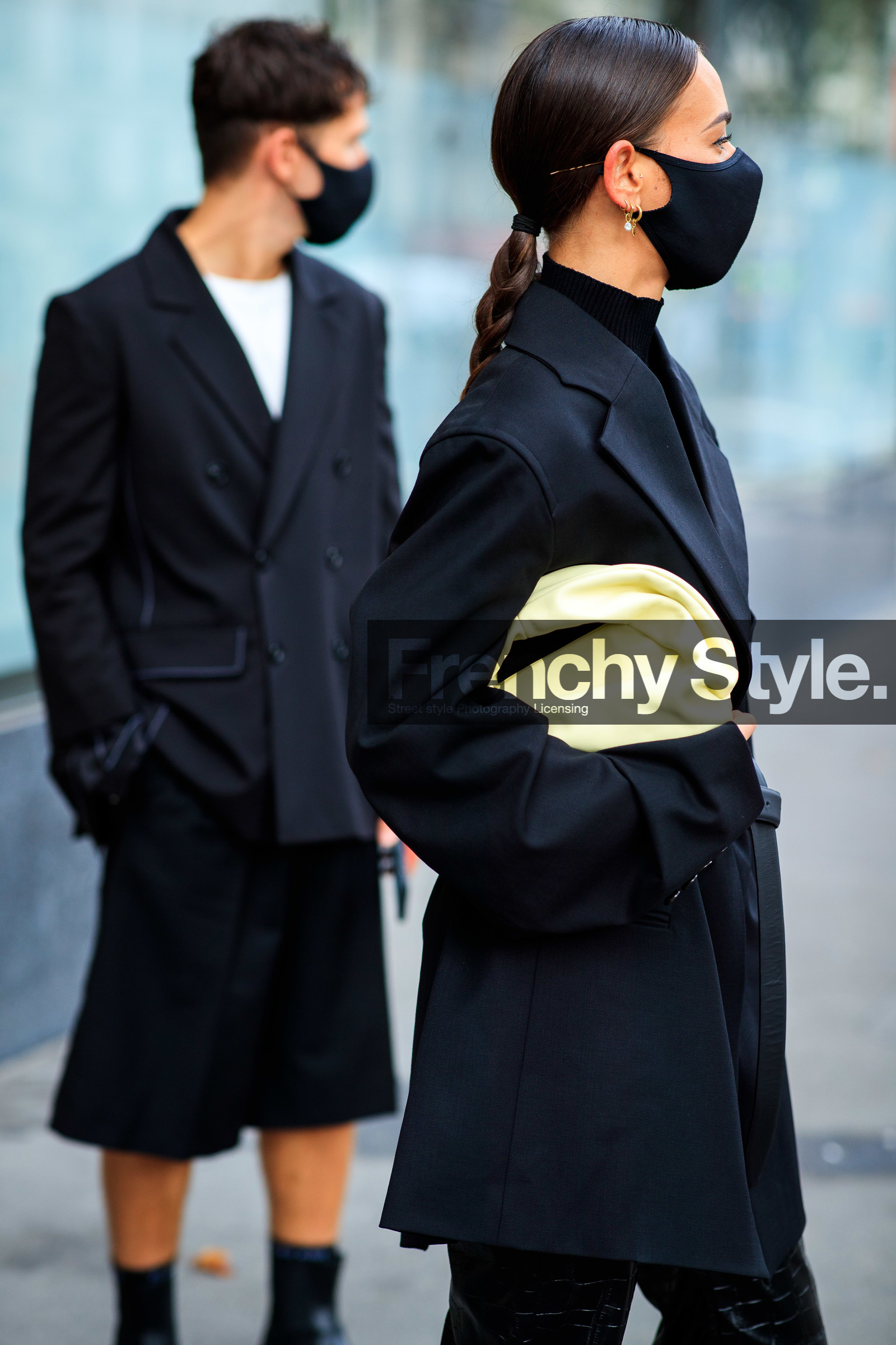 alice barbier, alice & j.s, JS roques, black leather pants, black leather belt, animal skin pants, flare pants, belted jacket, turtleneck pullover, black pullover, low necked jacket, low necked pullover, openwork pullover, white leather clutch, oversize jacket, black jacket, black bermuda shorts, socks, covid face mask, fashion week, frenchystyle, FW, jonathan paciullo, street style, PFW, PARIS, SPRING SUMMER 2021, SS 21, vertical, atmosphere details, detail