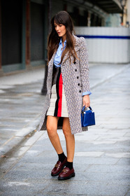 leia sfez, light blue shirt, beige coat, geometrical printed coat, striped skirt, white leather skirt, red leather skirt, black leather skirt, blue leather bag, burgundy leather loafers, quilted skirt, hand bag, louis vuitton bag, louis vuitton coat, louis vuitton skirt, louis vuitton shoes, louis vuitton total look, PARIS, PFW, fashion week, frenchystyle, FW, jonathan paciullo, street style, SPRING SUMMER 2021, SS 21, vertical, full length