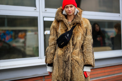 black bag, fanny pack, Fur coat, leather bag, natural fur, red beanie, fashion week, frenchystyle, FW, jonathan paciullo, street style, PFW, PARIS, AUTUMN WINTER 2018-2019, FALL WINTER 2018-2019, FW 18-19, horizontal, atmosphere details, model