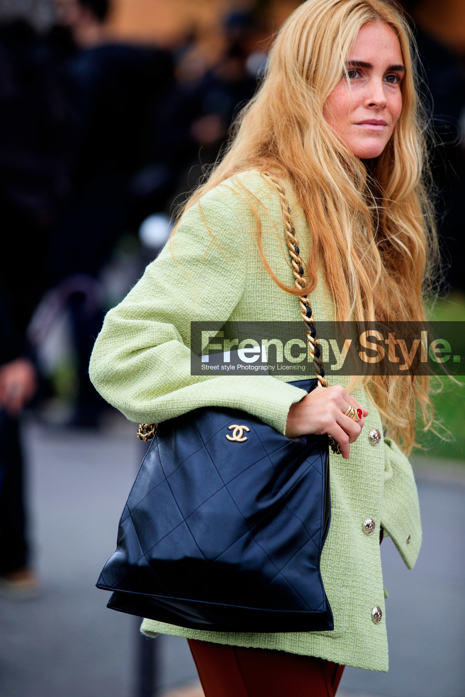 blanca miro scrimieri, light green jacket, layered jacket, black leather bag, shoulder bag, quilted bag, chanel bag, chanel jacket, tweed jacket, close up detail, bag detail, shopping bag, PARIS, PFW, fashion week, frenchystyle, FW, jonathan paciullo, street style, SPRING SUMMER 2021, SS 21, vertical, atmosphere details, detail