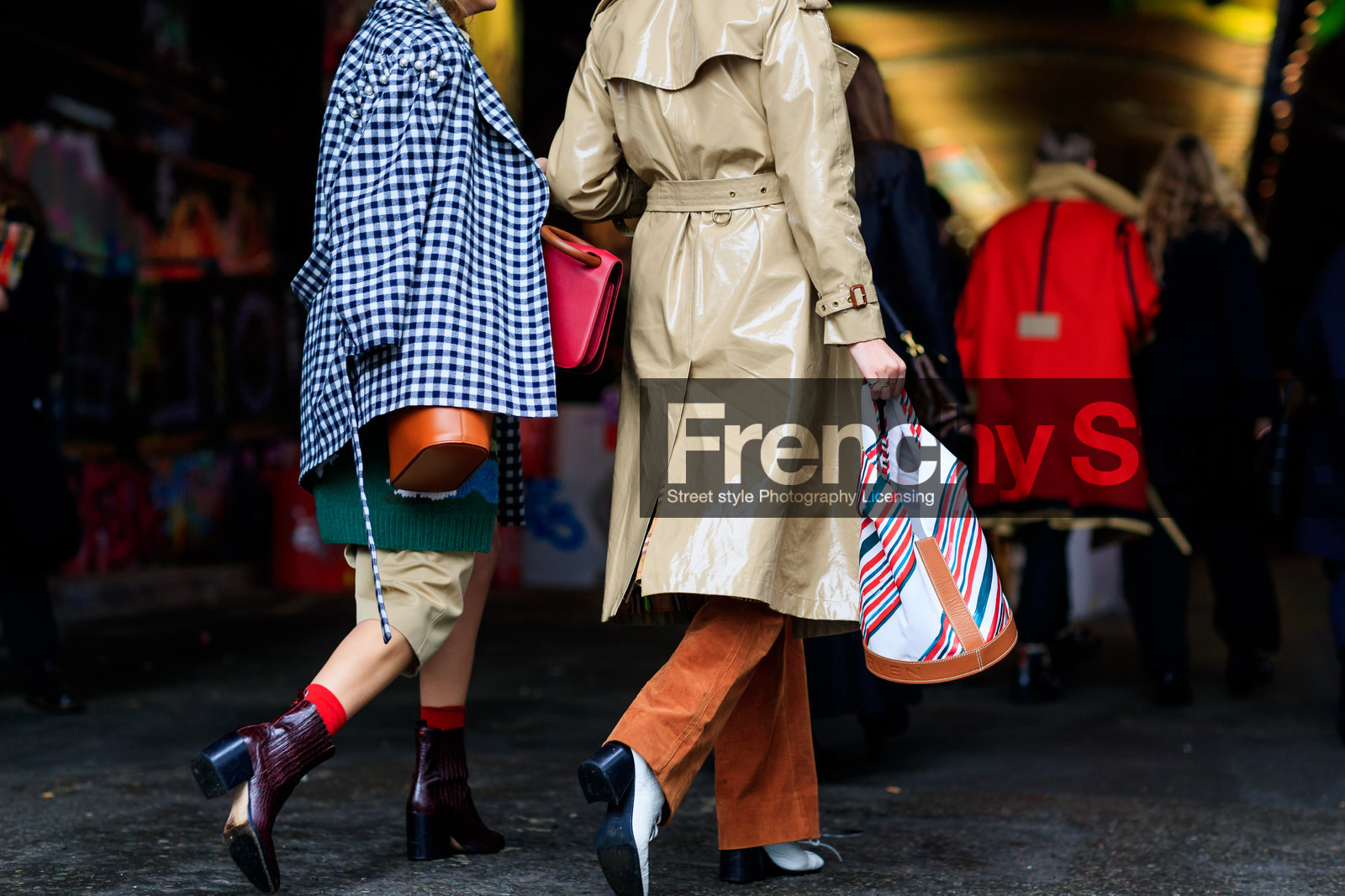 beige coat, brown pants, corduroy, graphic bag, high heels, leather bag, leather shoes, printed bag, striped bag, trench coat, trousers, white shoes, beige shirt, beige skirt, bordeaux, burgundy, camel bag, checked, gingham, graphic jacket, green sweater, plaid, printed jacket, red bag, red boots, red socks, street style, jonathan paciullo, FW, frenchystyle, fashion week, LFW, LONDON, AUTUMN WINTER 2018-2019, AW 18-19, FALL WINTER 2018-2019, FW 18-19, horizontal, atmosphere details, detail, camille charriere, monica ainley