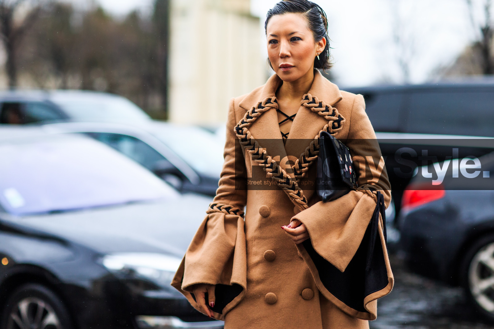atmosphere details, AUTUMN WINTER 2016-2017, AW 16-17, beige coat, black clutch, camel coat, detail, FALL WINTER 2016-2017, fashion week, frenchystyle, FW, FW 16-17, horizontal, jonathan paciullo, leather clutch, PARIS, PFW, street style