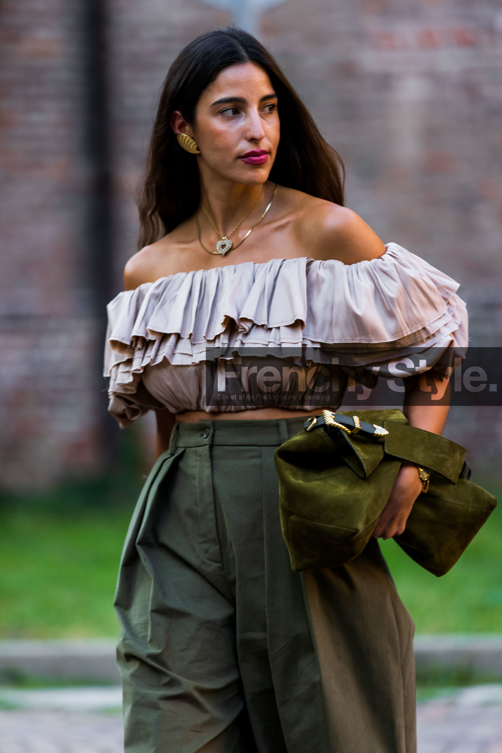 Bettina Looney, bag, beige top, khaki pants, pleated pants, off shoulder top, pump, ruffles, ruffles top, suede bag, gold earrings, fashion week, frenchystyle, FW, jonathan paciullo, street style, MFW, MILAN, SPRING SUMMER 2022, SS 22, vertical, atmosphere details, detail