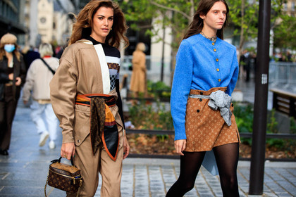 clara berry, striped pullover, monogrammed bag, monogrammed pullover, monogrammed belt, black pullover, brown pullover, checked pullover, brown leather bag, brown leather belt, beige leather jumpsuits, asymetrical jumpsuits, louis vuitton bag, louis vuitton belt, louis vuitton pullover, louis vuitton total look, louis vuitton jumpsuits, camel leather belt, alizee gamberini, camel skirt, beige skirt, blue cardigan, light grey scarf, black tights, white leather bag, hand bag, monogrammed skirt, monogrammed scarf, belted skirt, louis vuitton cardigan, louis vuitton scarf, louis vuitton shirt, louis vuitton bag, louis vuitton shoes, louis vuitton total look, louis vuitton necklace, silvered necklace, logo necklace, big necklace, PARIS, PFW, fashion week, frenchystyle, FW, jonathan paciullo, street style, SPRING SUMMER 2021, SS 21, horizontal, atmosphere details, detail