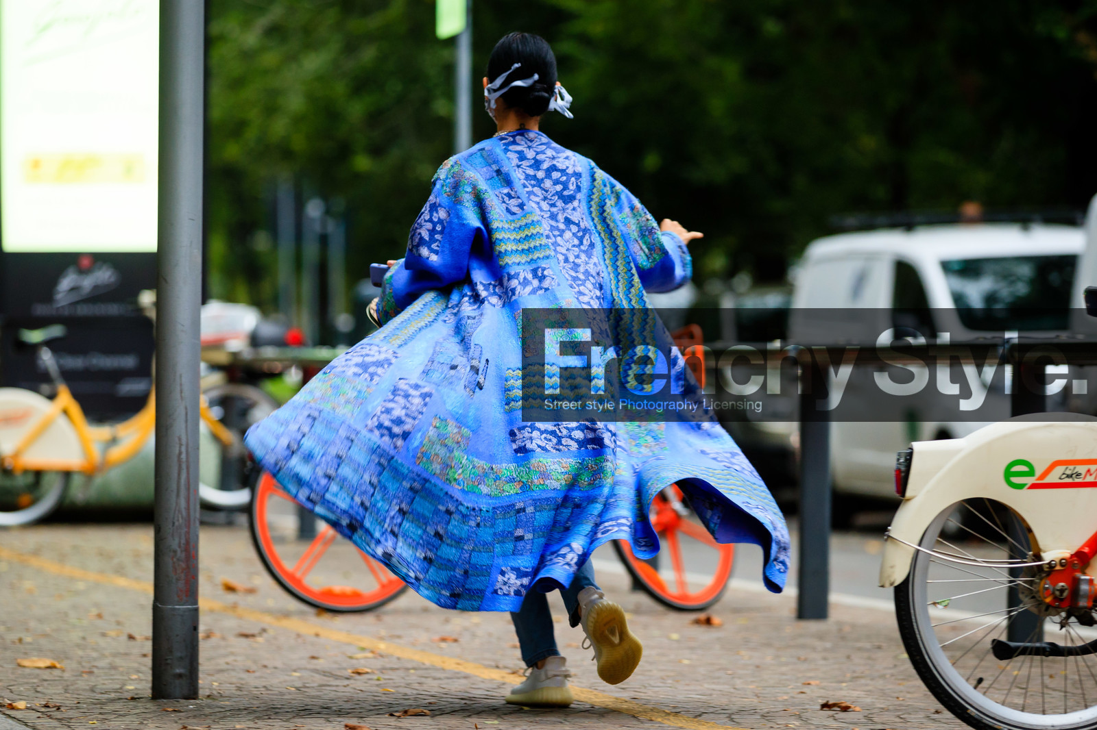 back details, blue kimono, blue jacket, blue coat, patchwork coat, patchwork jacket, patchwork kimono, long jacket, long coat, long kimono, floral printed jacket, floral printed coat, floral printed kimono, street style, jonathan paciullo, FW, frenchystyle, fashion week, MFW, MILAN, SPRING SUMMER 2021, SS 21, horizontal, atmosphere details, full length