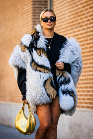 furry coat, multicolor coat, fluffy coat, fendi stockings, camel stocking, fendi logo stockings, golden handbag, fendi handbag, black sunglasses, golden pendant necklace, black sweatshirt, golden ring, fendi belt, details, nina suess, fashion week, frenchystyle, FW, jonathan paciullo, street style, MFW, MILAN, FALL WINTER 2022_2023, AUTUMN WINTER 2022-2023, FW 22-23, vertical, atmosphere details