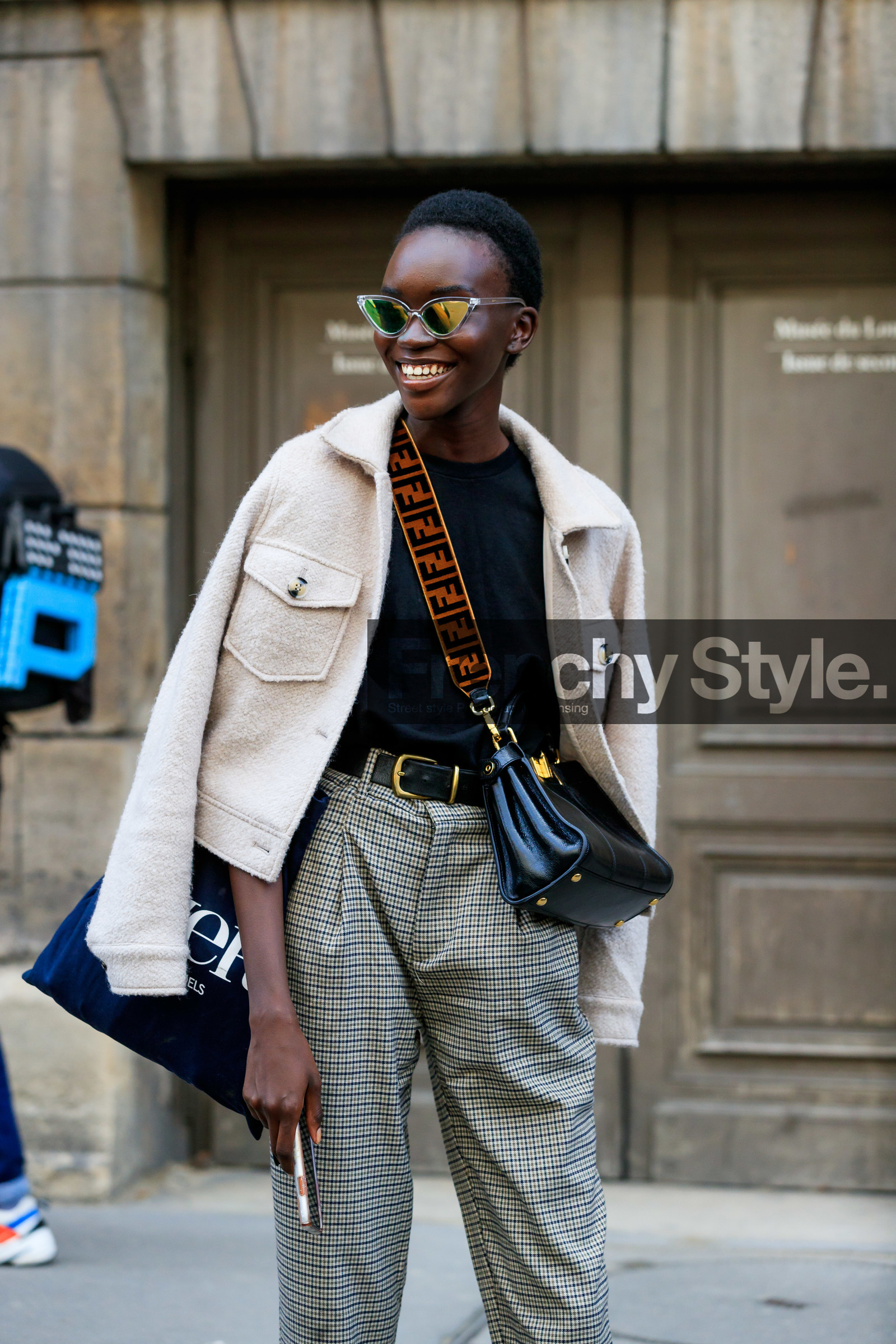 model, black t-shirt, black leather belt, black leather bag, fendi bag, fendi strap bag, logo strap bag, orange strap bag, velvet strap bag, crossbody bag, white jacket, woolen jacket, carrot pants, checked pants, beige pants, sheer sunglasses, eyecat sunglasses, butterfly sunglasses, mirror sunglasses, PARIS, PFW, SPRING SUMMER 2020, SS 20, fashion week, frenchystyle, FW, jonathan paciullo, street style, vertical, atmosphere details, detail