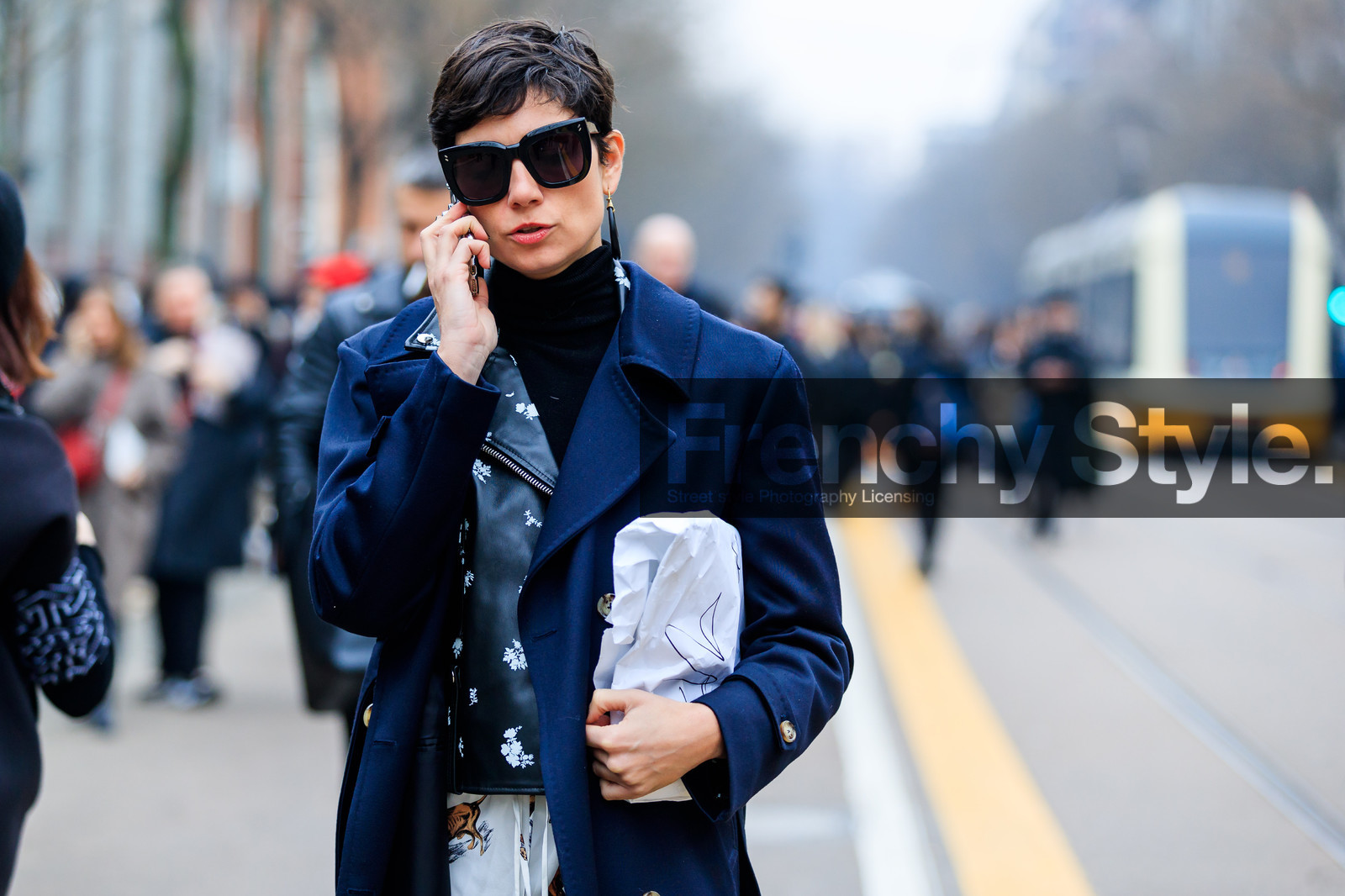 atmosphere details, AUTUMN WINTER 2017-2018, AW 17-18, black jacket, black perfecto, black sweater, detail, earrings, FALL WINTER 2017-2018, fashion week, frenchystyle, FW, FW 17-18, horizontal, jonathan paciullo, leather bag, leather jacket, leather perfecto, MFW, MILAN, navy coat, printed jacket, street style, sunglasses