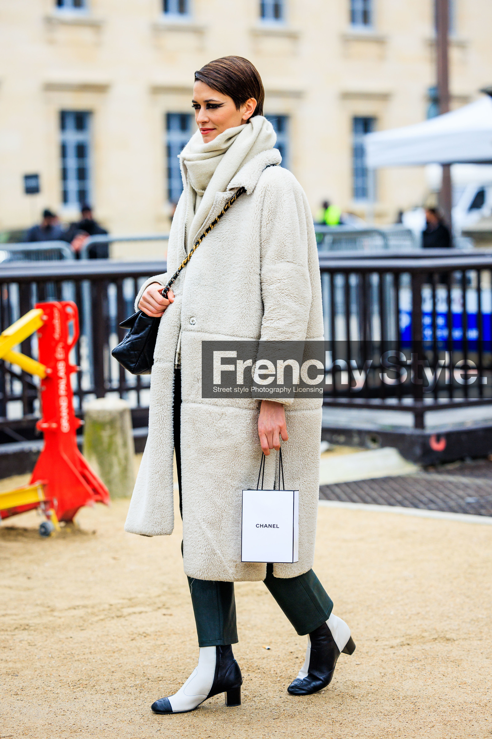 chanel, crossbody bag, chanel bag, big handbag, oatmeal coat, scarf, cozy coat, oatmeal scarf, black pants, leather bottines, black and white bottines, chanel paper bag, smoky eyes, fashion week, frenchystyle, FW, jonathan paciullo, street style, PARIS, PFW, SPRING SUMMER 2022, SS 22, full length, vertical, model